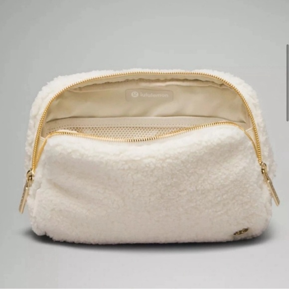 Lululemon cream/white sherpa fanny pack - Picture 5 of 5